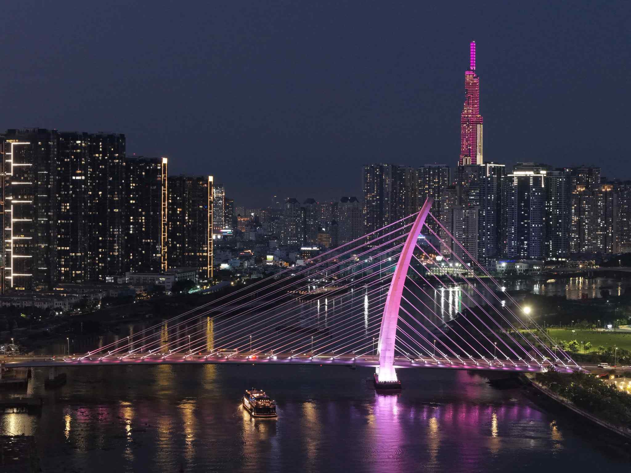 Check-in-Landmark-81-A-Symbol-of-Strength-in-a-Rising-Era-2