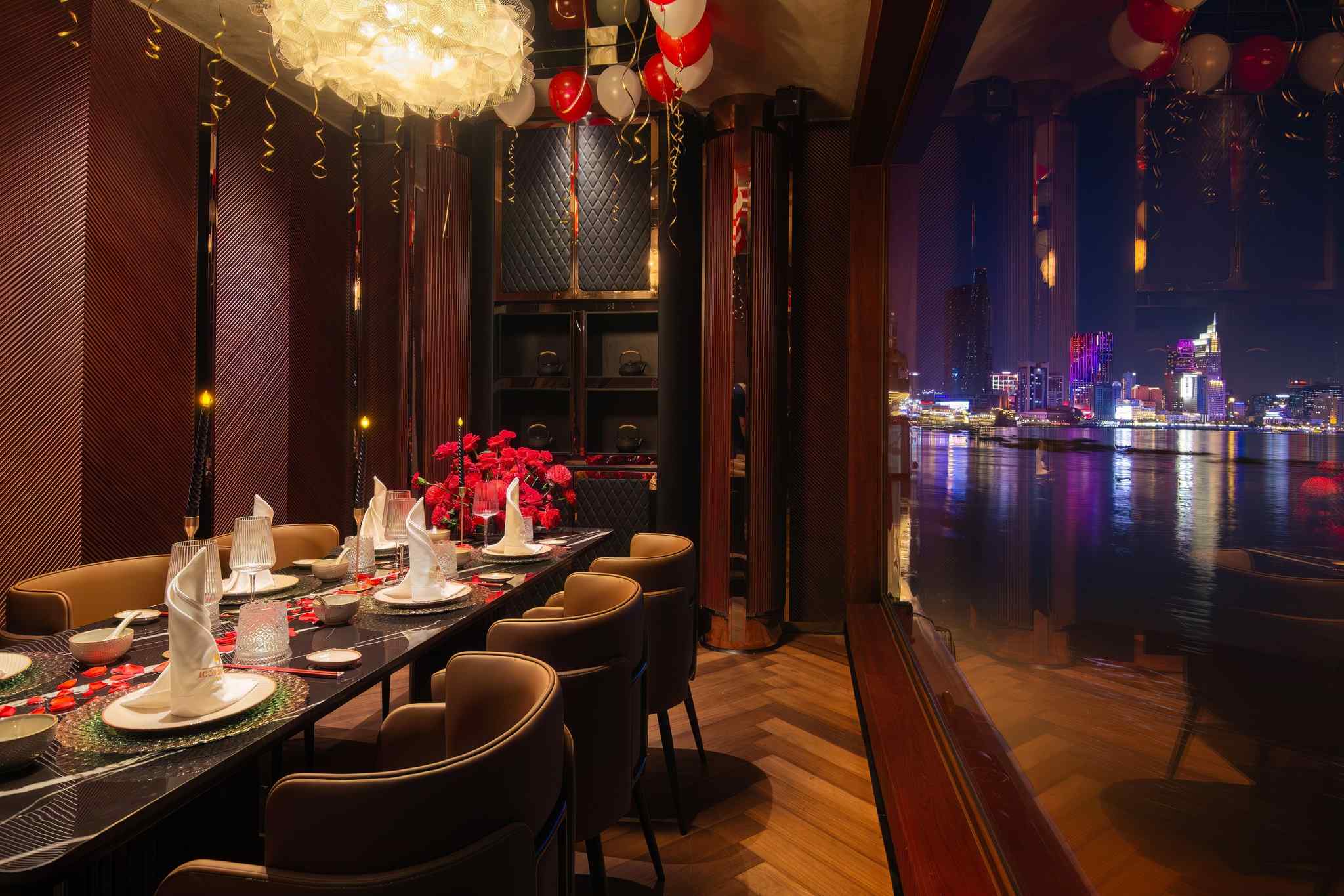 To-chuc-tiec-sinh-nhat-tren-du-thuyen-khong-gian-phong-VIP-rieng-tu-tuyet-doi-2