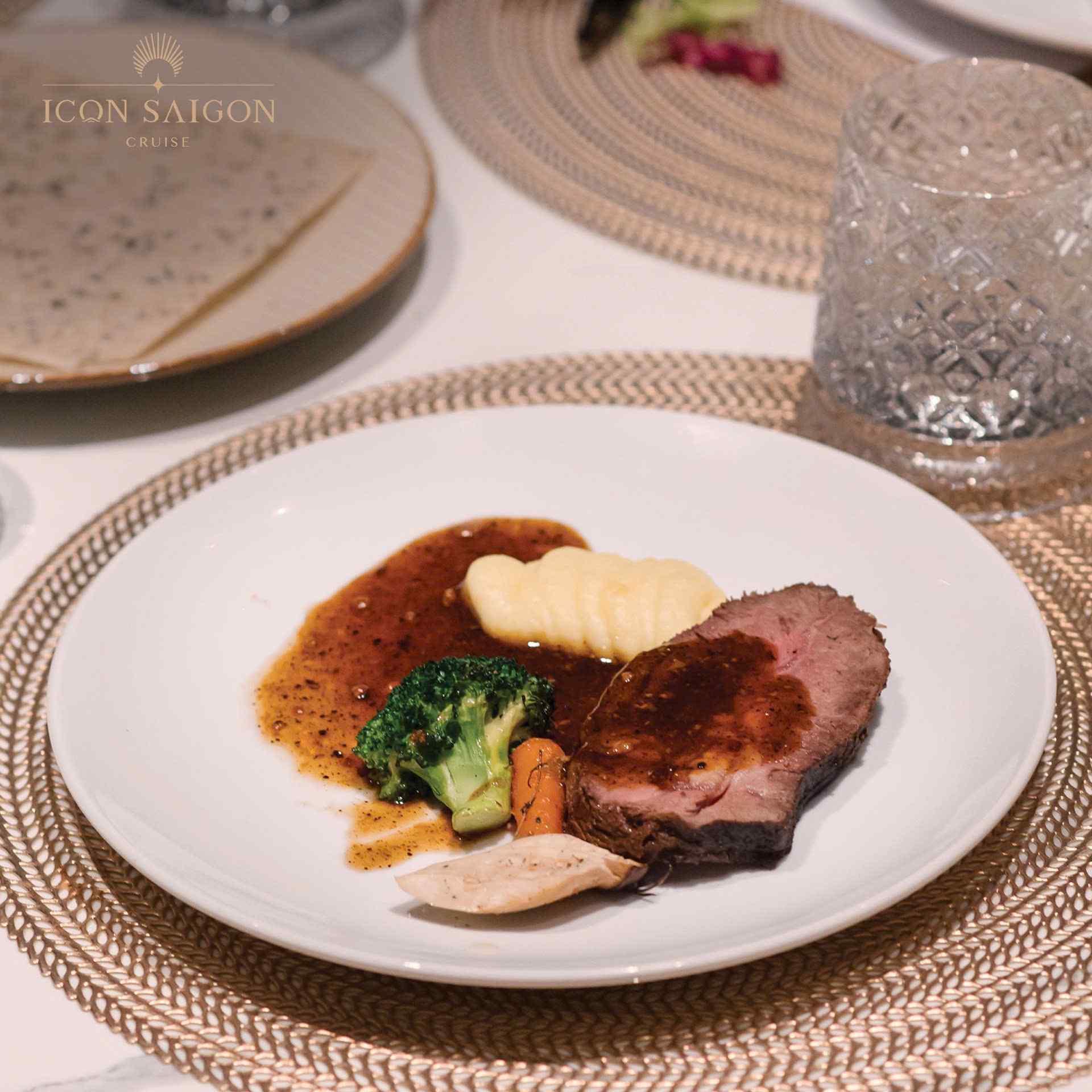 Thuong-thuc-tinh-hoa-am-thuc-A-Au-trong-khong-gian-tiec-du-thuyen-sang-trong