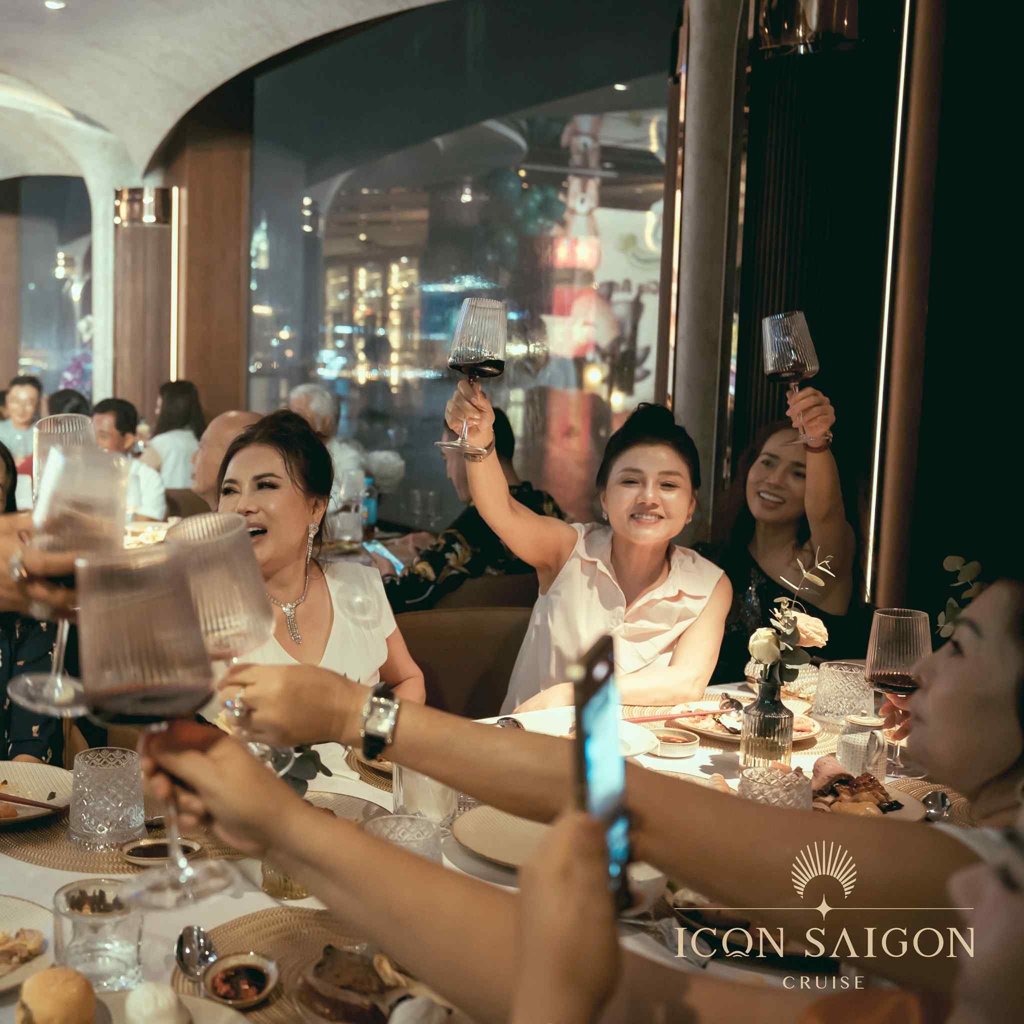 Ghi-nho-ky-niem-tuoi-tho-cho-be-voi-bua-tiec-sinh-nhat-tren-du-thuyen-sang-trong