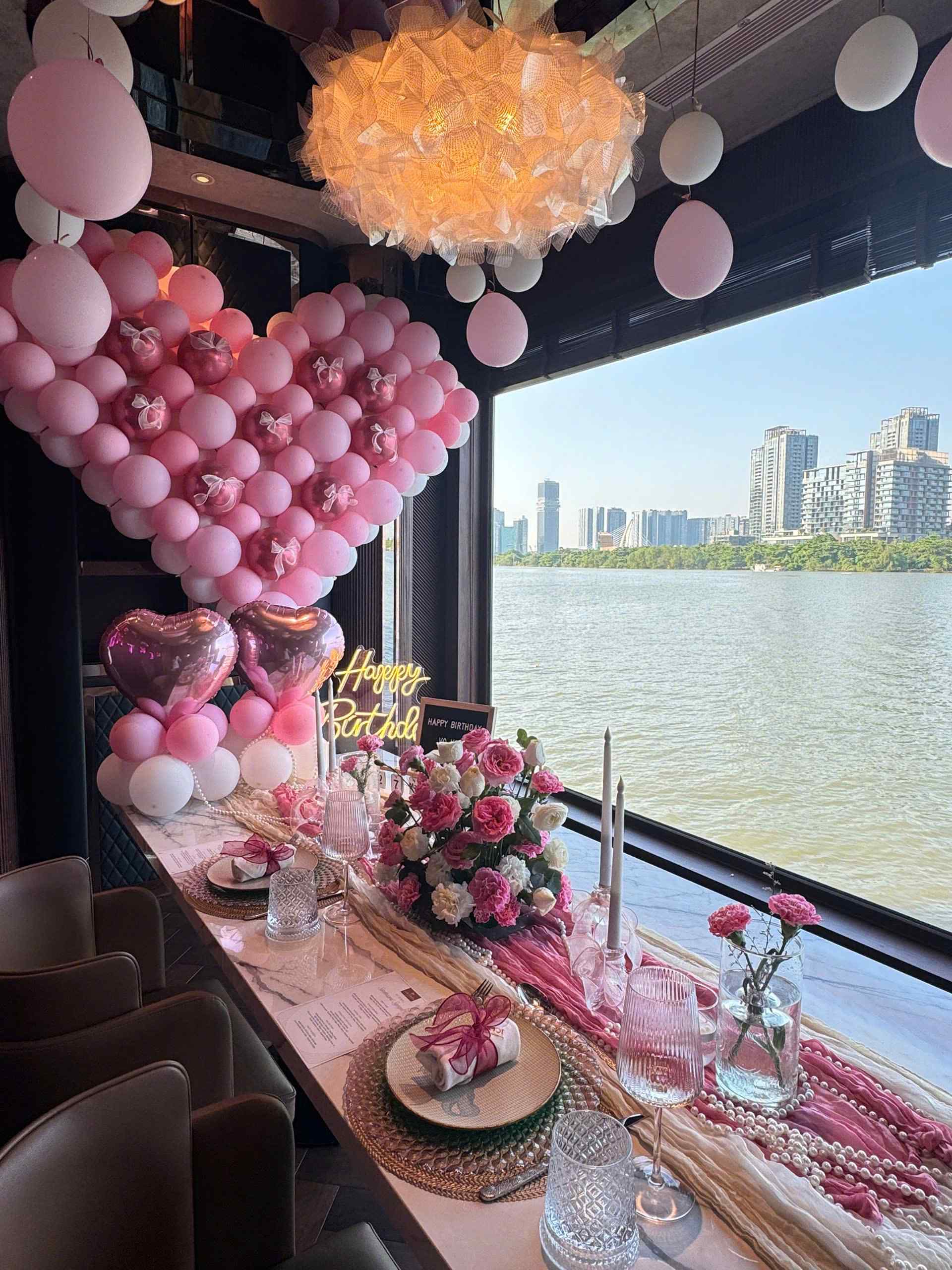 FAQ-Nhung-cau-hoi-thuong-gap-khi-quy-khach-to-chuc-tiec-tai-ICON-Saigon-Cruise