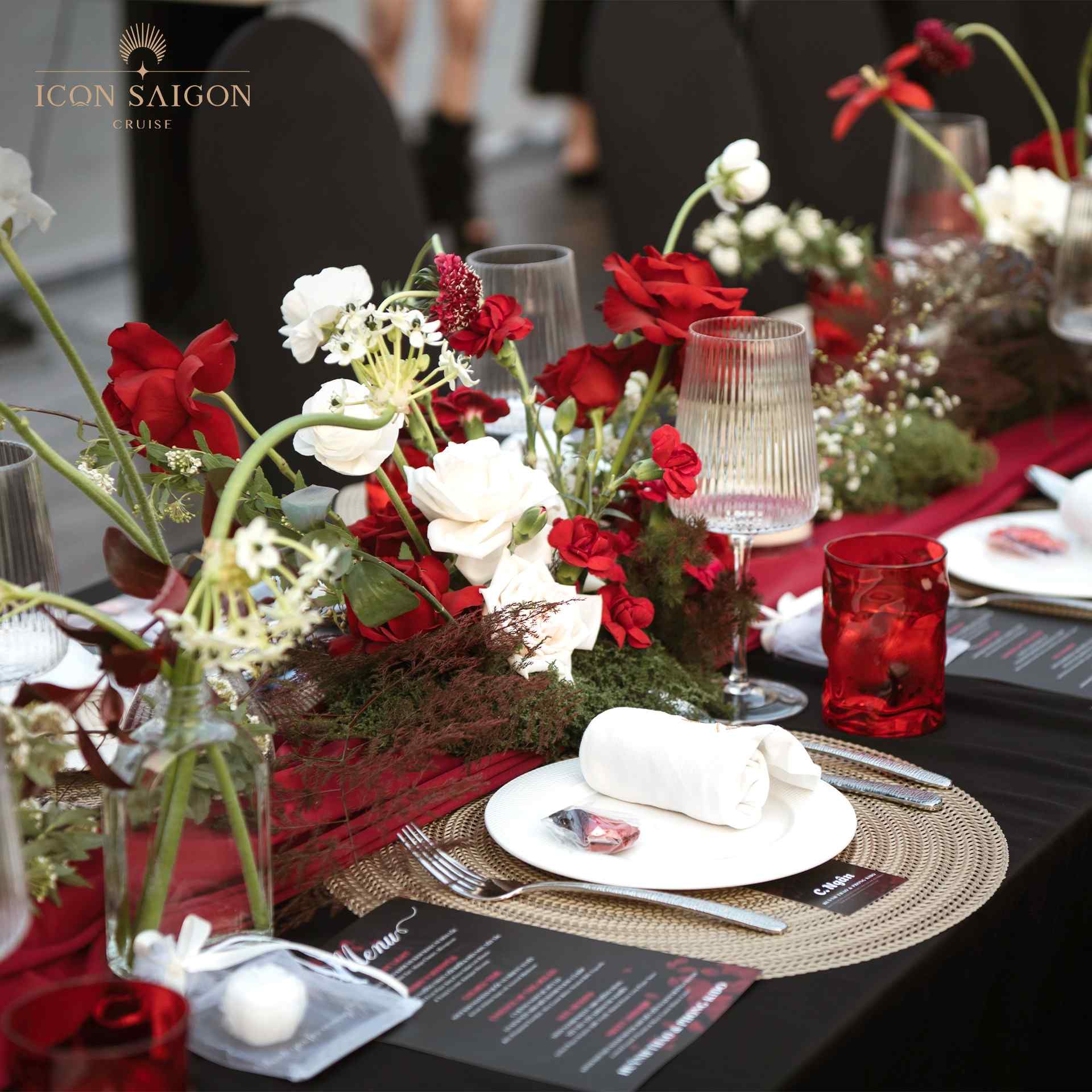 Tiec-cuoi-rieng-tu-tren-du-thuyen-sang-trong-ngam-nhin-tron-ven-toan-canh-thanh-pho-1