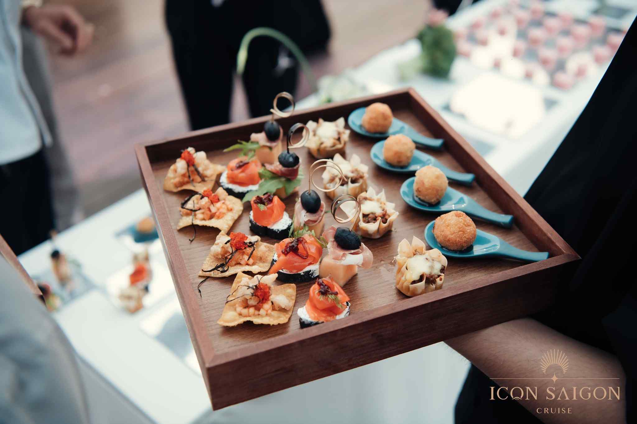 &Acirc;̉m thực tr&ecirc;n du thuy&ecirc;̀n ICON