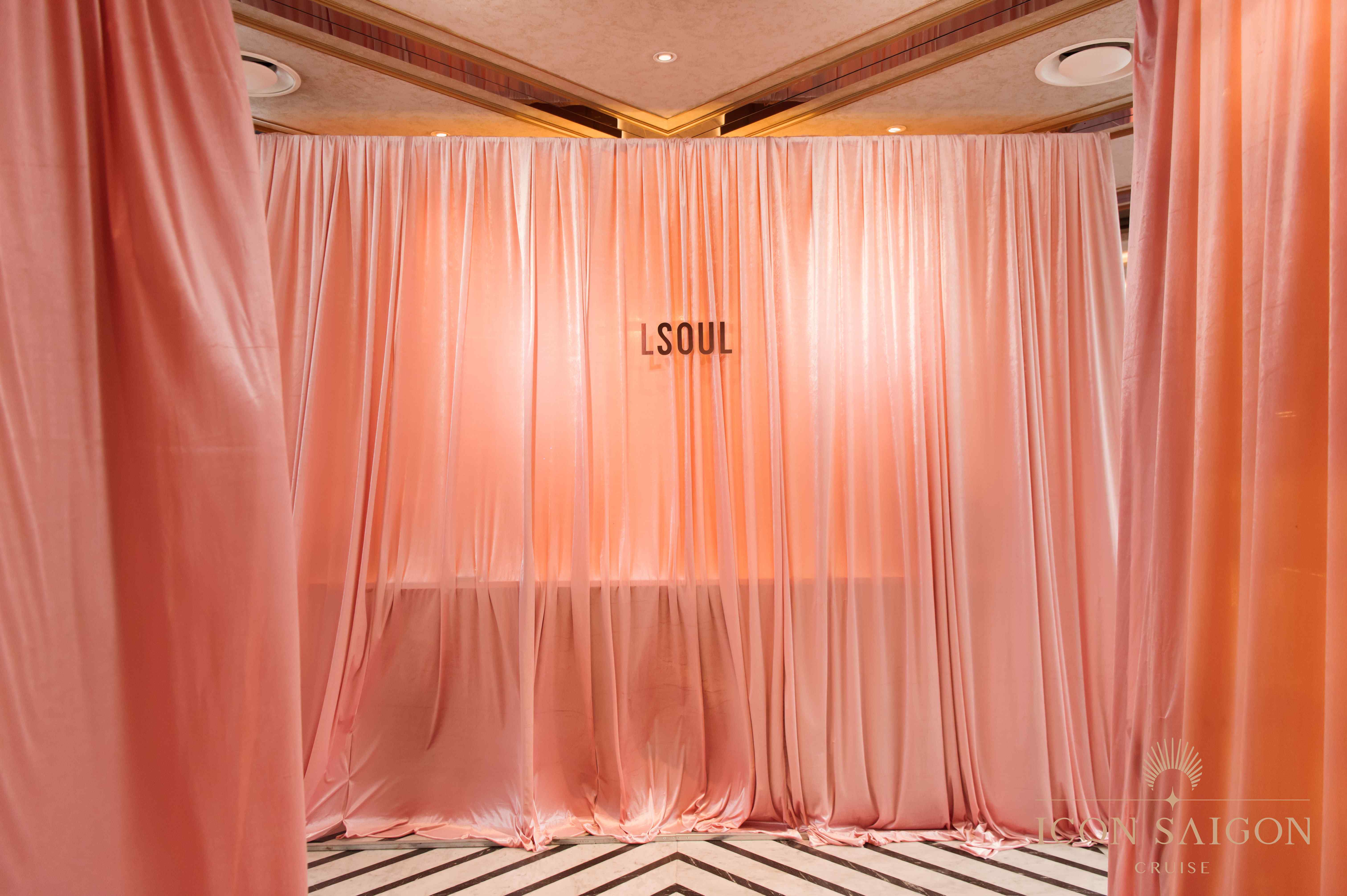 Diem-den-ly-tuong-to-chuc-tiec-tren-du-thuyen-dang-cap