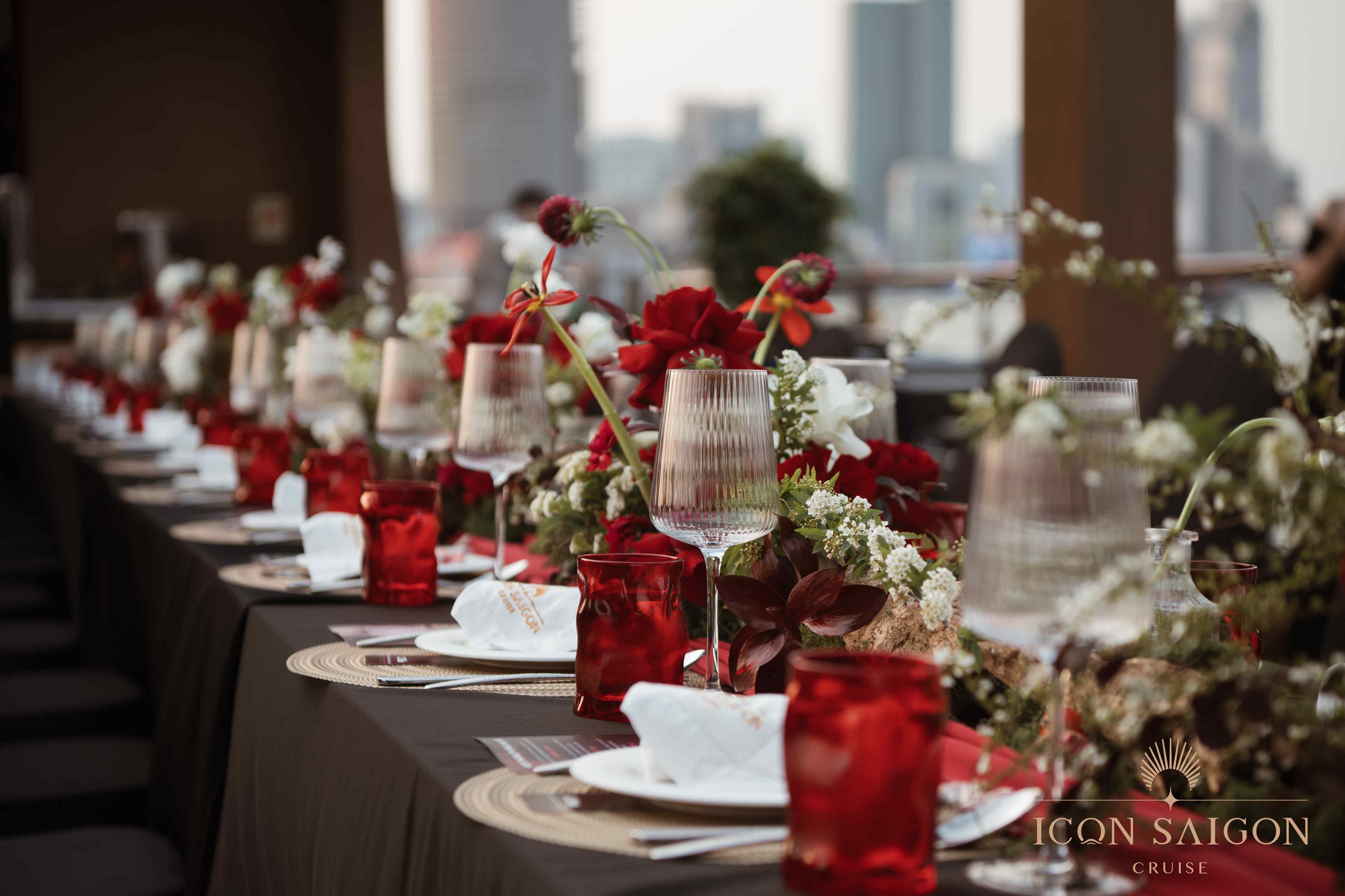 Tiec-cuoi-rieng-tu-tren-du-thuyen-sang-trong-ngam-nhin-tron-ven-toan-canh-thanh-pho