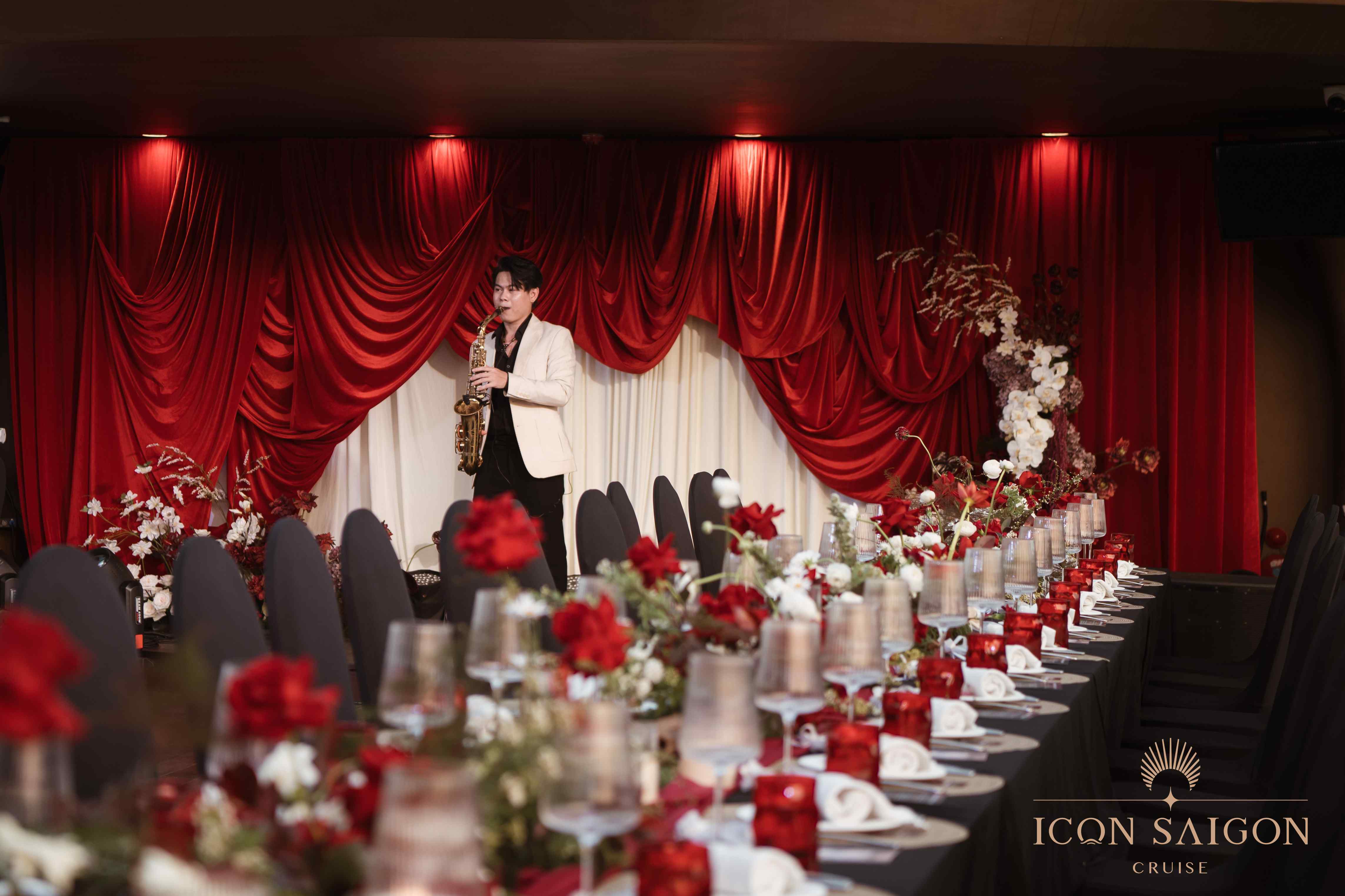 ICON-Saigon-Cruise-Noi-lang-man-hoa-giac-mo-dam-cuoi-tren-du-thuyen