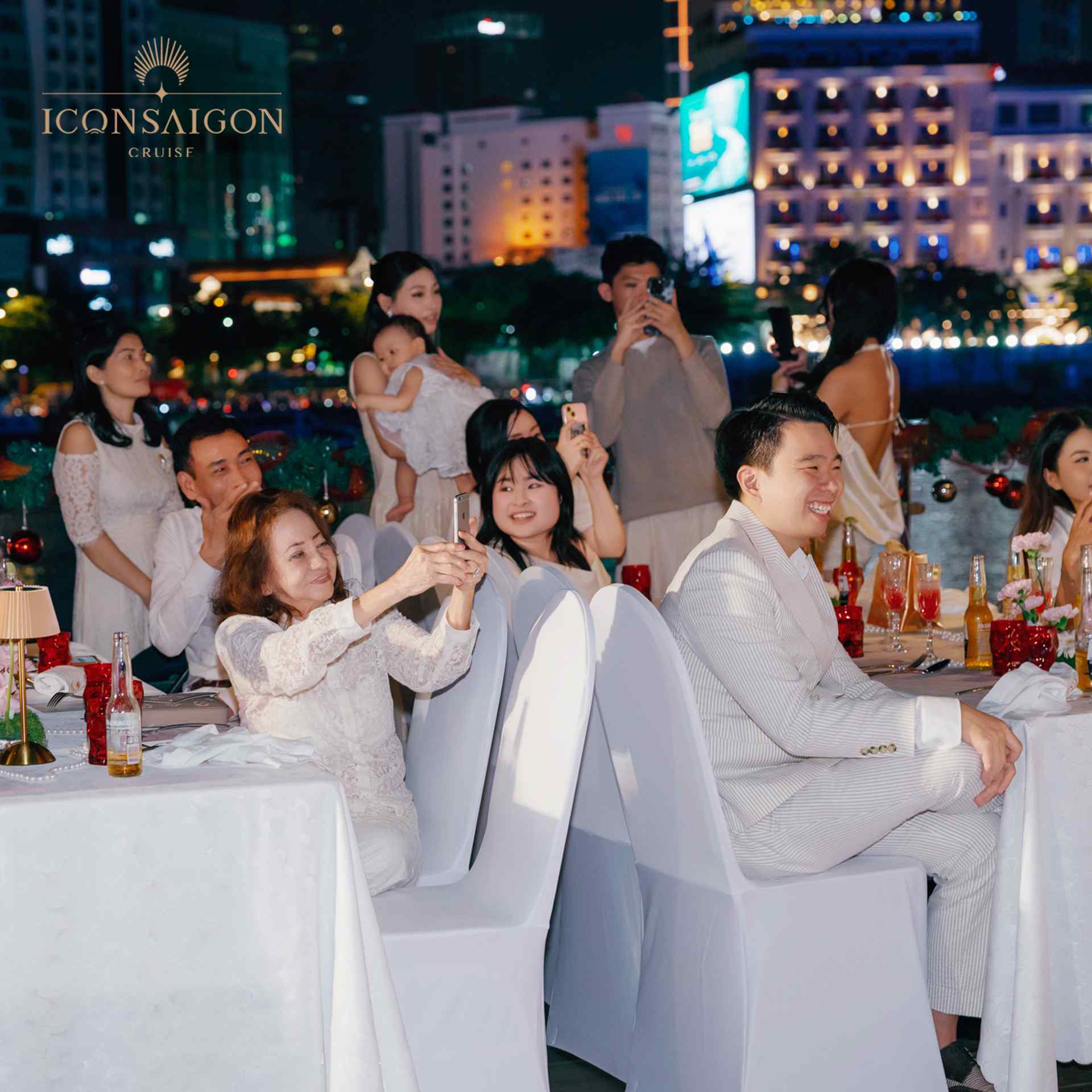 Nhung-cau-hoi-thuong-gap-khi-dau-re-to-chuc-dam-cuoi-tai-ICON-Saigon-Cruise-1