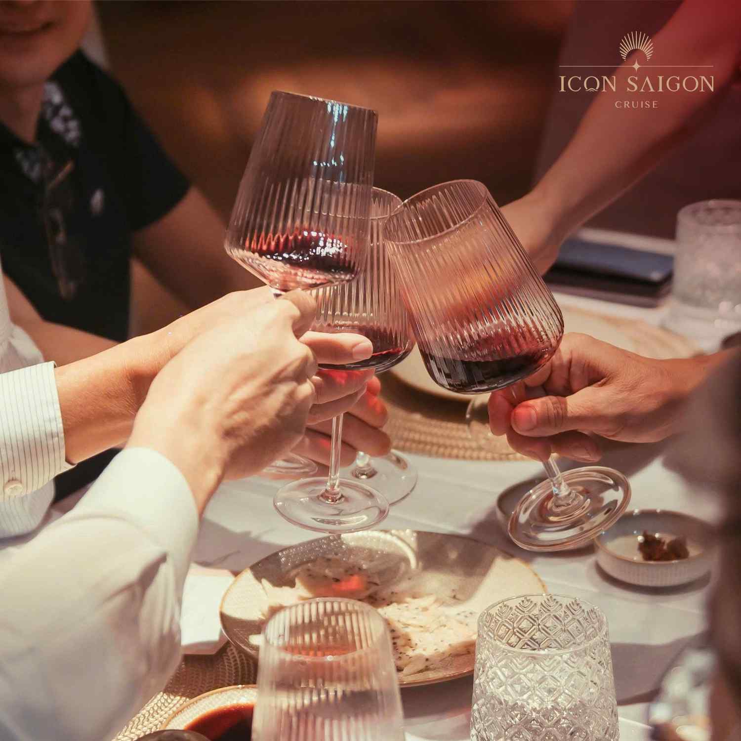 Nhung-cau-hoi-thuong-gap-khi-dau-re-to-chuc-dam-cuoi-tai-ICON-Saigon-Cruise