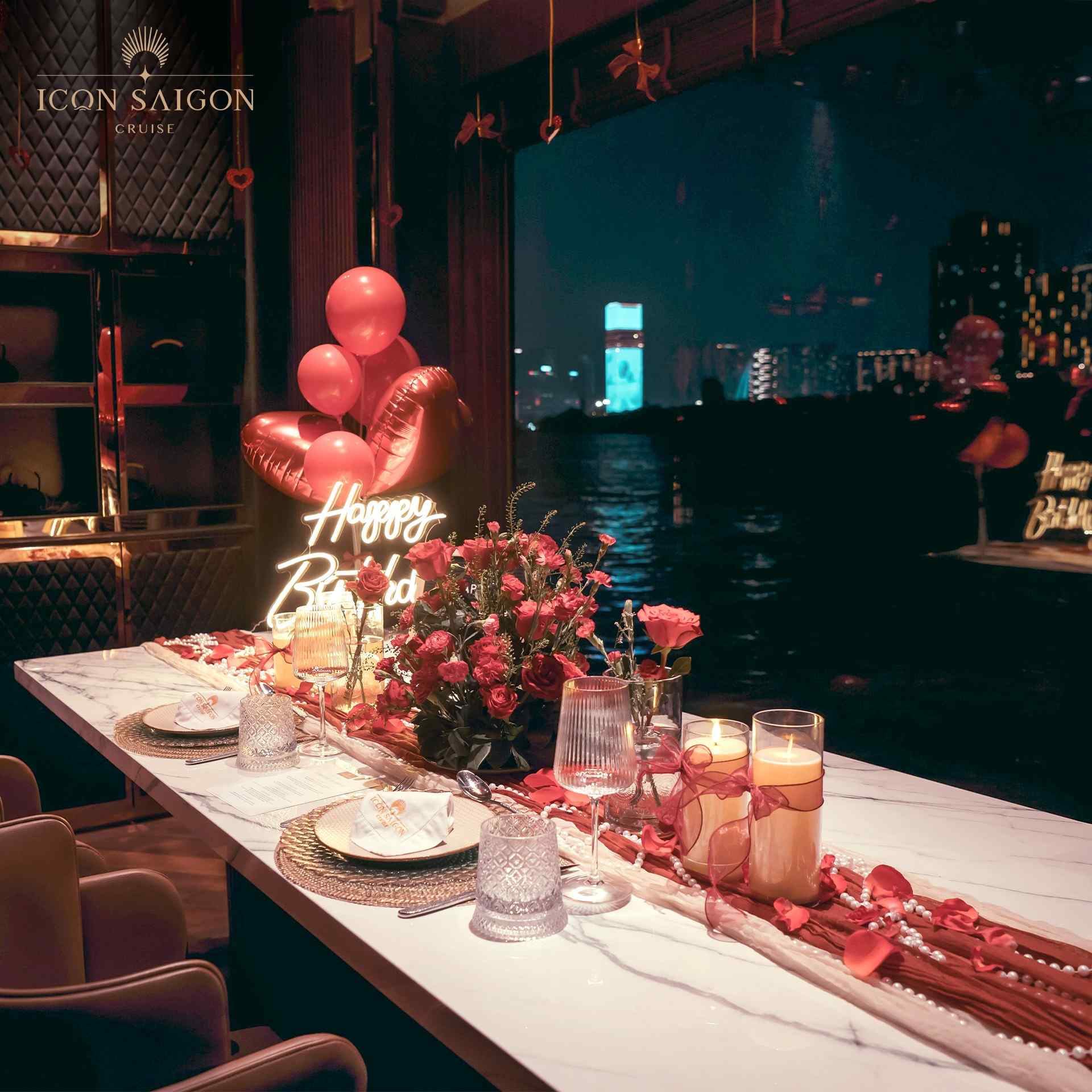 To-chuc-tiec-sinh-nhat-tren-du-thuyen-khong-gian-phong-VIP-rieng-tu-tuyet-doi